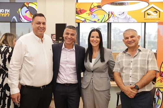 מימין: יעקב לוזון, שבי שמר, משה לארי ואייל זילברסון, צילום:  מזרחי טפחות 
